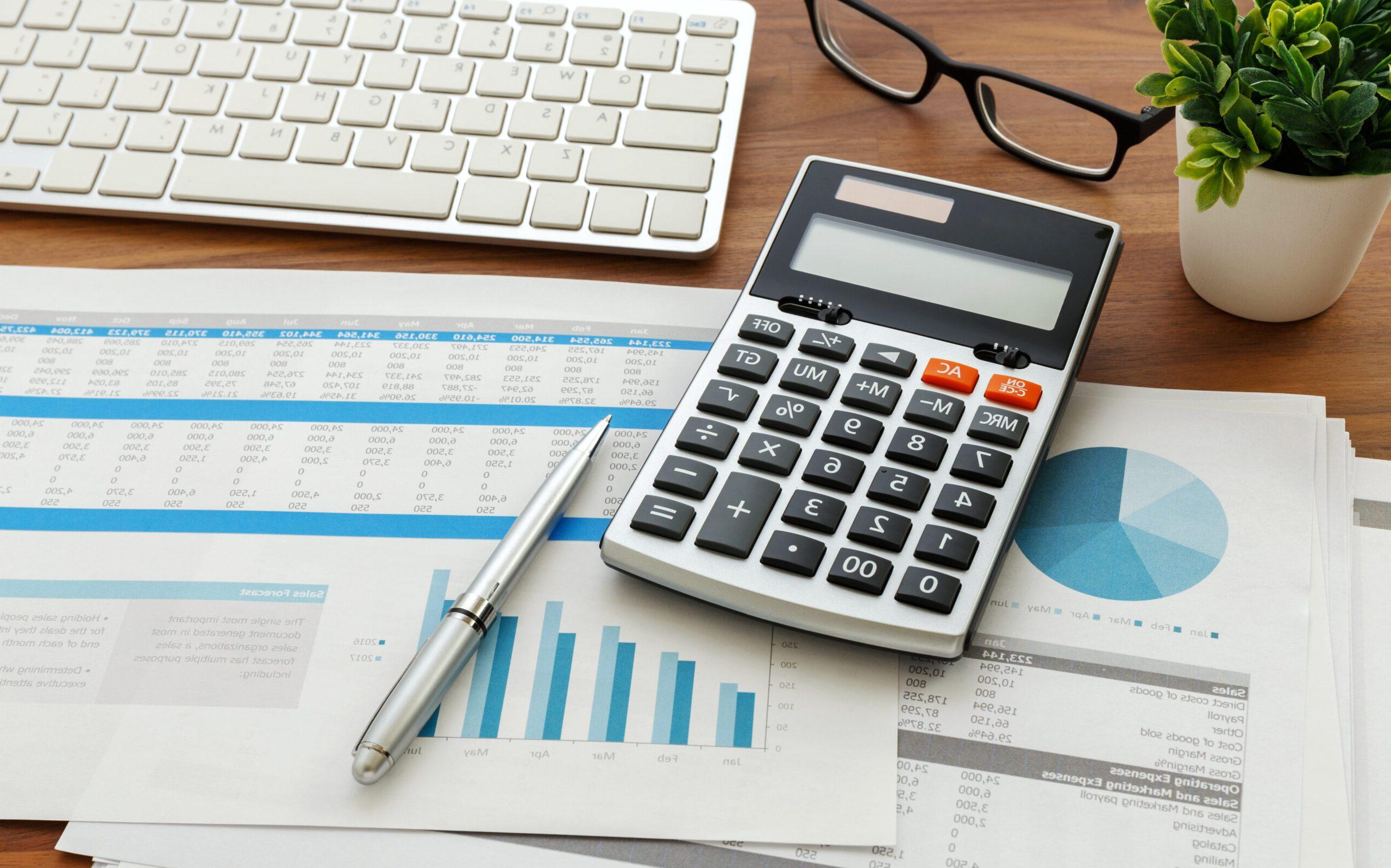 财务会计与计算器和财务图表数据和电脑键盘